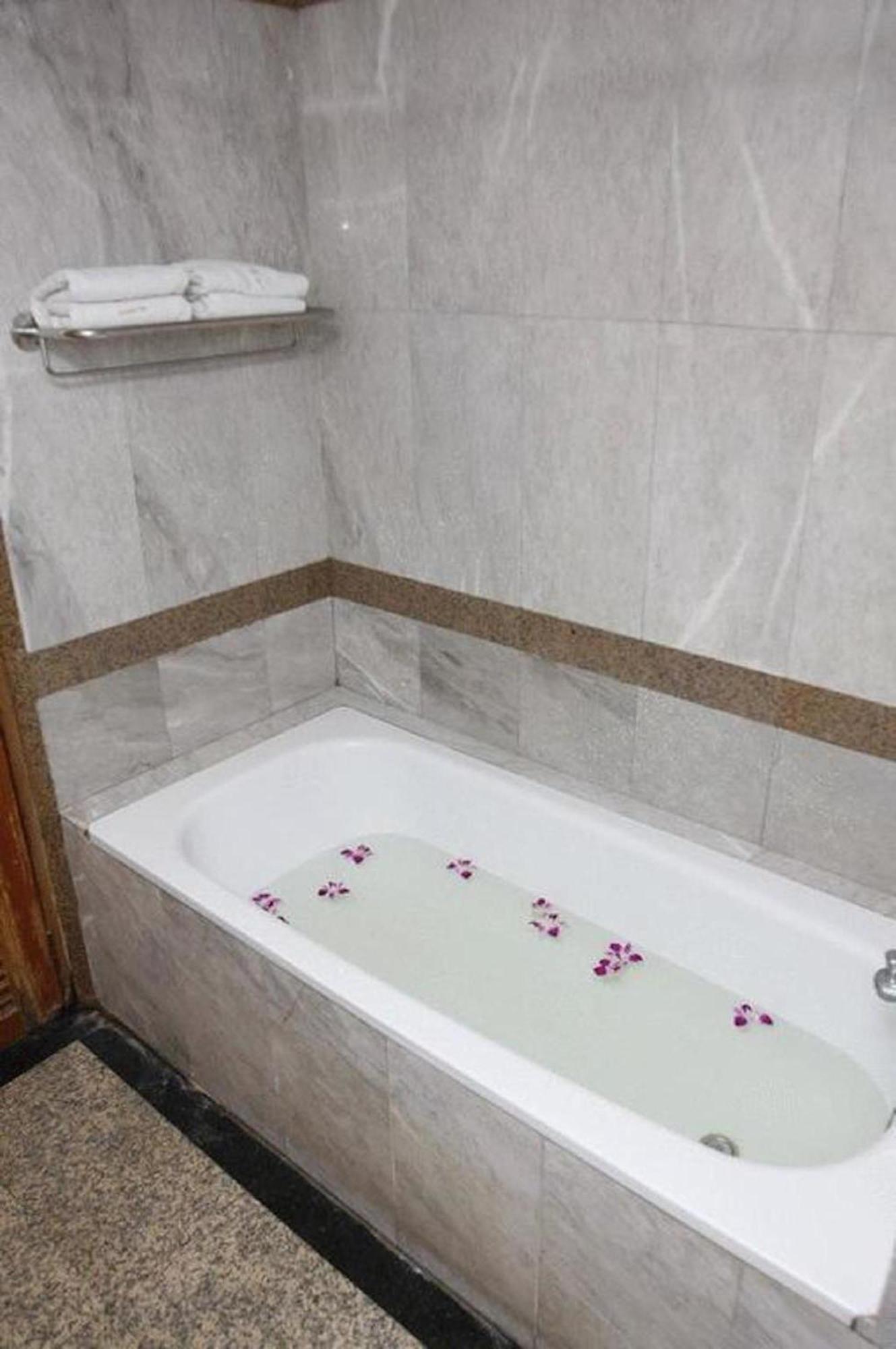 13 Coins Bang Yai Hotel Nonthaburi Bagian luar foto