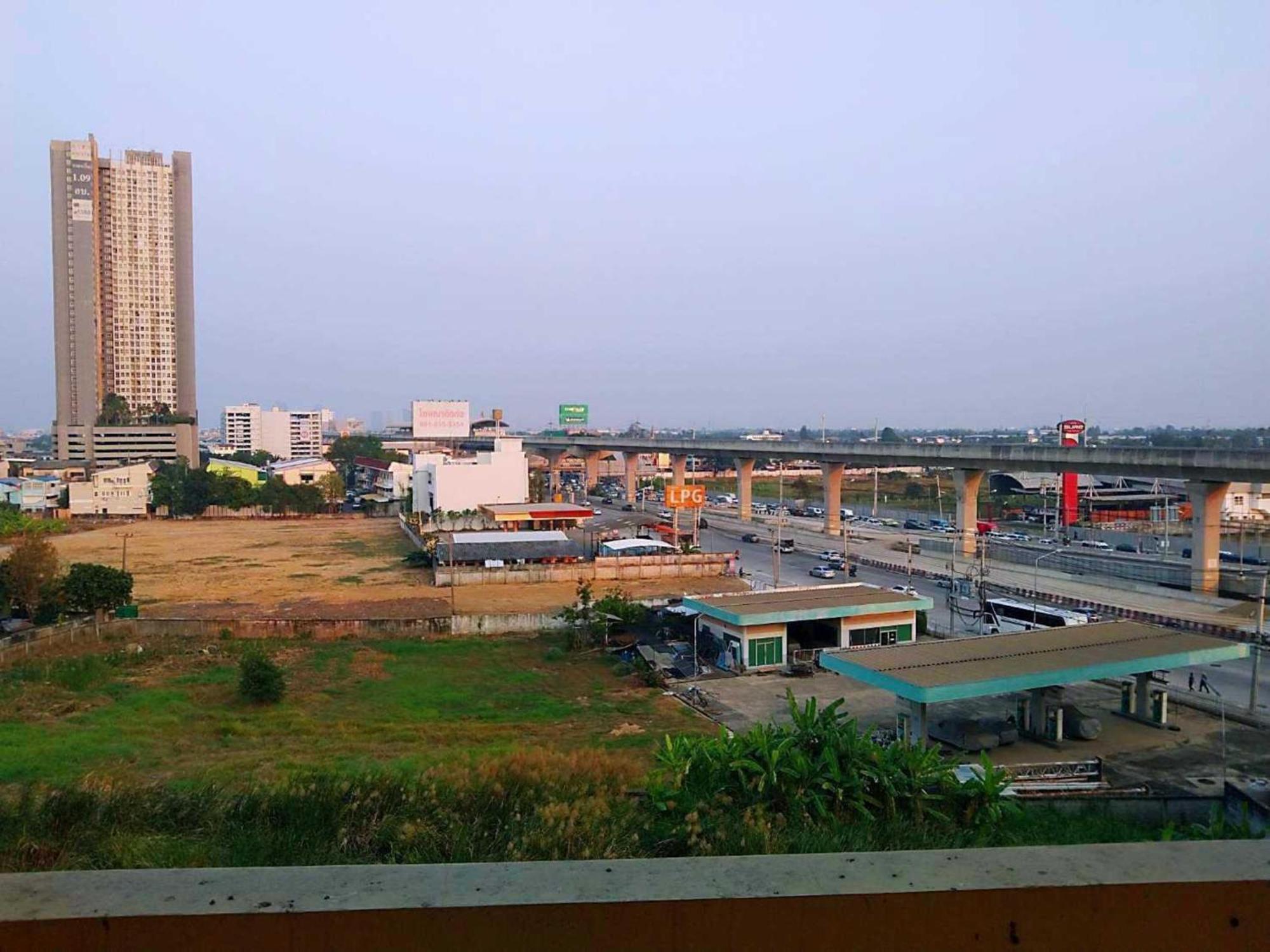 13 Coins Bang Yai Hotel Nonthaburi Bagian luar foto